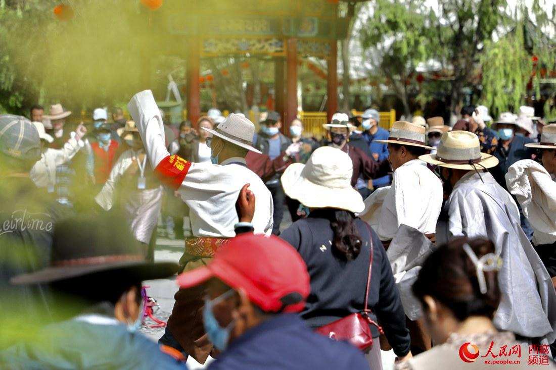 ལྷ་སར་དགའ་སྤྲོའི་སྐོར་བྲོ་འཁྲབ་ཏེ་ཀྲུང་གོ་གུང་ཁྲན་ཏང་དབུ་བརྙེས་ནས་ལོ་འཁོར100ལོན་པར་རྟེན་འབྲེལ་ཞུས།
