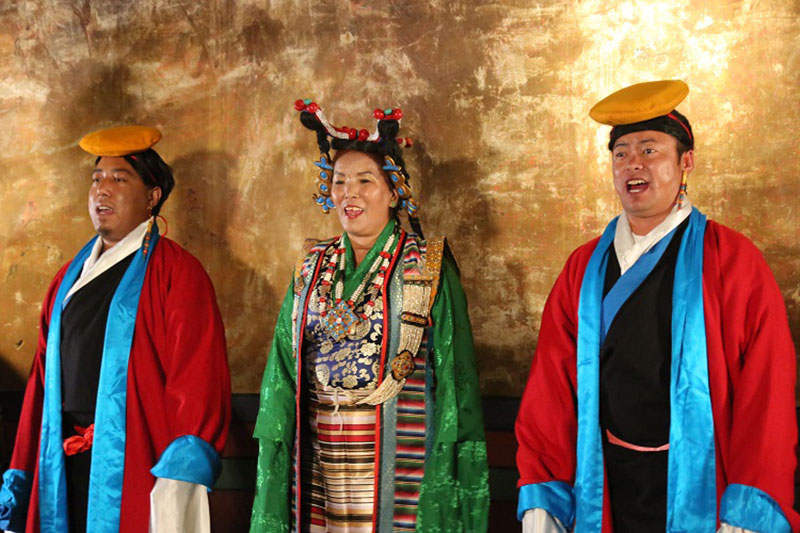 སྲོལ་རྒྱུན་དང་དེང་རབས་གཅིག་ཏུ་འདྲེས་ནས་སྤྱི་པའི་རིག་གནས་ཞབས་ཞུར་གཞོགས་འདེགས་བྱེད་པ། 