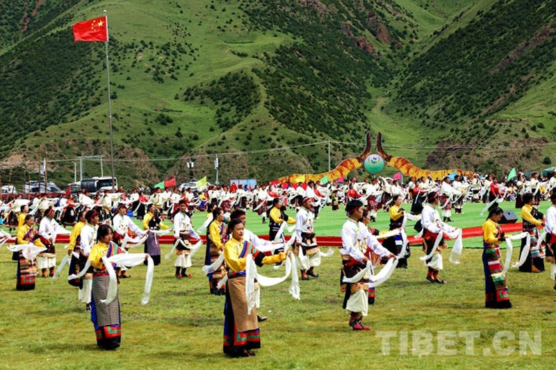 མཉམ་དུ་རྩྭ་ཐང་གི་ཚོང་འདུས་གཟབ་རྒྱས་ལ་རོལ་བ།