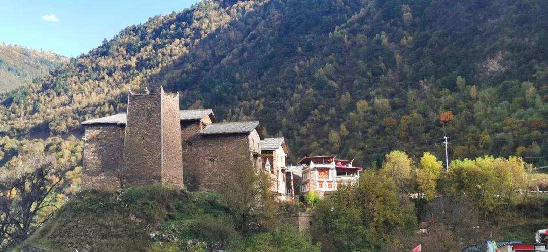གངས་རི་དང་རྩྭ་ཐང་།། རྒྱང་སྐྱོད་ཀྱི་རྡོ་རིང་།།