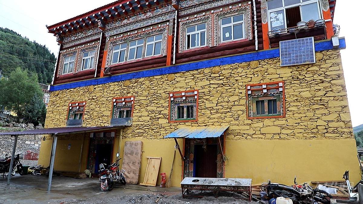 བདེ་སྡོད་ལས་བརྩོན་བྱས་ནས་བདེ་སྐྱིད་ཀྱི་མཛེས་རིས་གསར་པ་བྲིས།