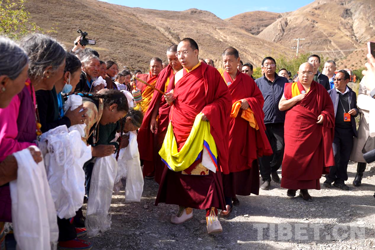 པཎ་ཆེན་མཆོག་གིས་བོད་ཀྱི་ཆོས་ཕྱོགས་དང་སྤྱི་ཚོགས་ཀྱི་བྱ་འགུལ་དག་ཕུན་སུམ་ཚོགས་པའི་ངང་ལེགས་འགྲུབ་བྱུང་ནས་ཕྱིར་པེ་ཅིང་དུ་ཕེབས།