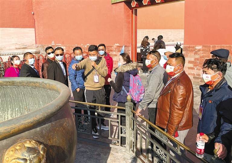 དཀའ་བར་མ་འཛེམས་ཉམས་མྱོང་མང་དུ་བསགས། བསམ་བློ་བསྒྱུར་ནས་འཕེལ་རྒྱས་དོན་དུ་གཉེར།