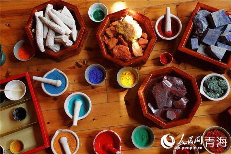 མིག་རྒྱང་བསྐྱེད་ནས་ཐང་གའི་སྒྱུ་རྩལ་རྒྱུད་འཛིན་བྱེད་པ། 