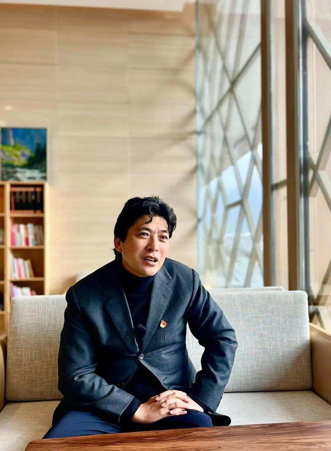 དྲ་གྲགས་ཅུས་ཀྲང་དཀར་མཛེས་ཁུལ་སྲིད་གྲོས་ཀྱི་ཀྲུའུ་ཞི་གཞོན་པར་བདམས།