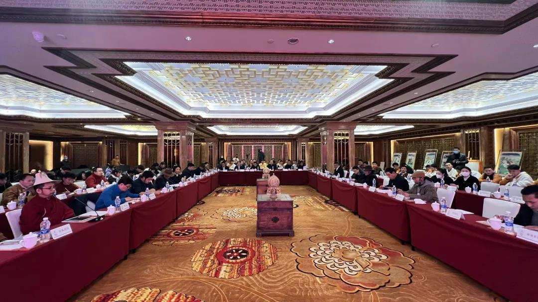 གེ་སར་ཚད་དཔེའི་རི་མོའི་རིག་གནས་ལས་གྲྭ་འགོ་ཚུགས་པའི་ཆེད་མཁས་པའི་བློ་འདྲིའི་ཚོགས་འདུ་དང་གསར་རྩོམ་ཚོགས་པའི་ཆེད་དོན་གསོ་སྦྱོང་ཚོགས་འདུ་དེ་ཁྲེང་ཏུའུ་གྲོང་ཁྱེར་དུ་འཚོགས།