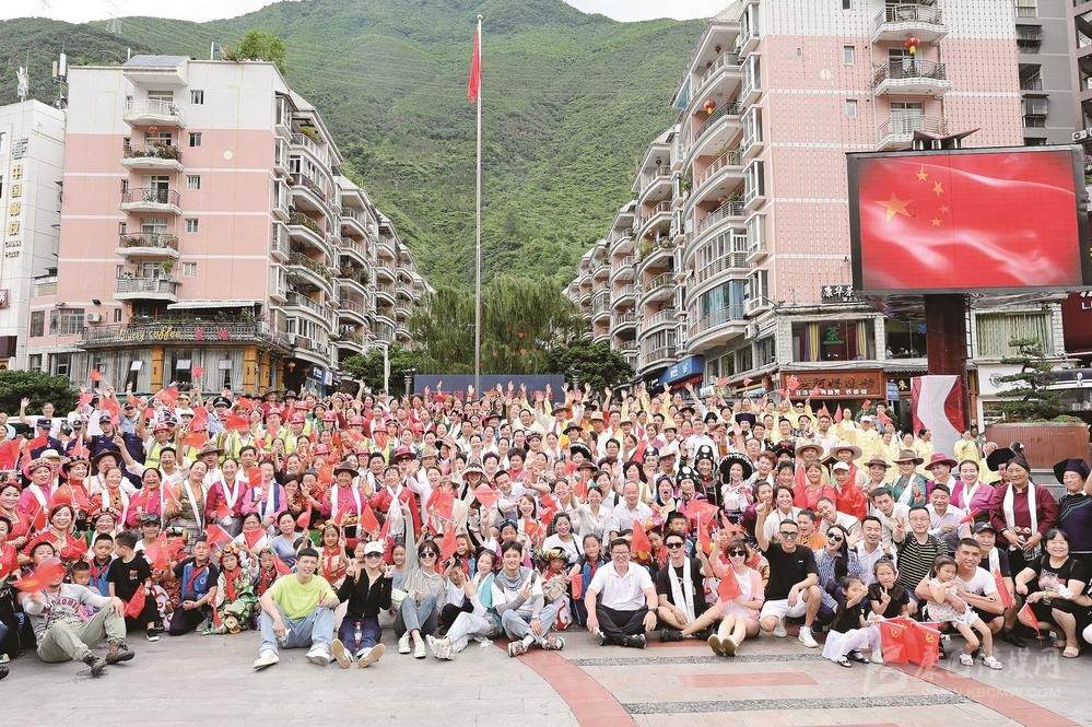 ཏང་གི་ལོ་རྒྱུས་གཟི་འོད་ཀྱིས་འབད་འབུངས་ཡར་བརྩོན་གྱི་ལམ་བུ་གསལ་བར་བྱེད།