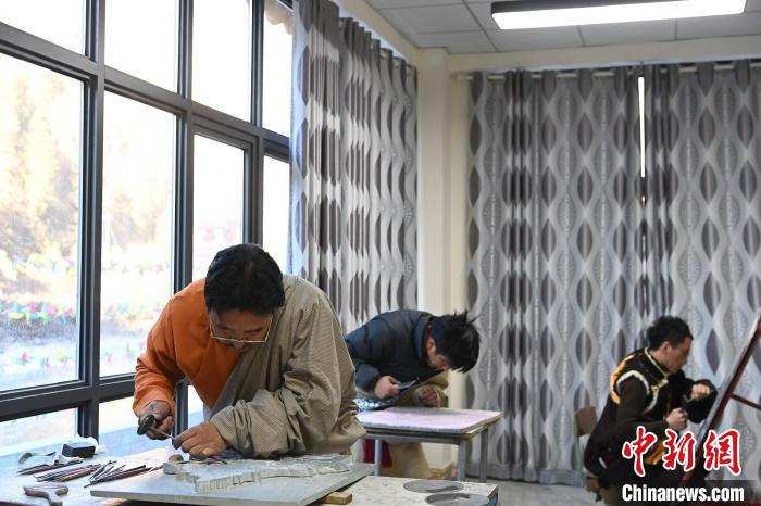 གཟུགས་འདས་ཤུལ་བཞག་རིག་གནས་རྒྱུན་འཛིན་མཁན་ལྷ་དཔལ།