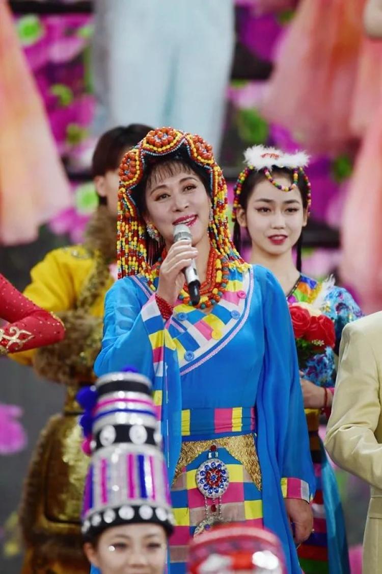 ཁོང་ལ“རྒྱལ་ཡོངས་ཀྱི་གསུམ་བརྒྱད་དར་དམར་བའི”མཚན་སྙན་ཐོབ་པ།