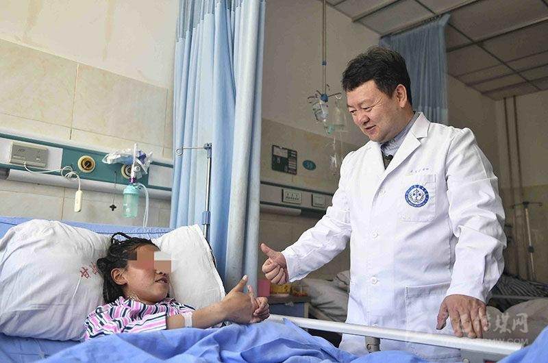 མཐོ་སྒང་འགྲོ་བ་འབུ་སྐྲན་ནད་ཀྱིས་མནར་བ་ལ།། སྨན་པ་བཟང་པོ་ཝང་ཝུན་ཐའོ་ཡིས་ཀུན་ནས་བསྐྱབས།།