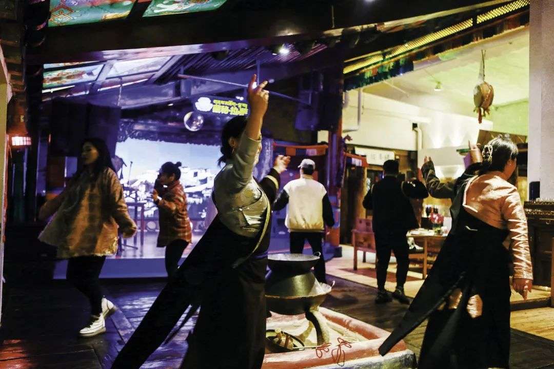 ཚེ་མགོན། གཞས་པ་ནས་བོད་ཟས་ལས་གཉེར་པའི་མཆོང་བརྒལ།