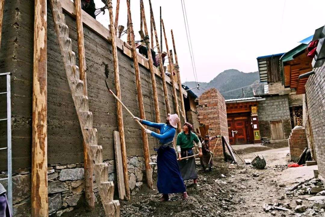 ཨར་གཞས་སྙན་མོས་རི་ཀླུང་བརྒྱན།