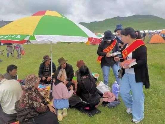 ཁྲིམས་སྐྱོང་ཚོན་གྱིས་བདེ་སྐྱིད་རྔ་བའི་ཕ་གཞིས་བྲིས།