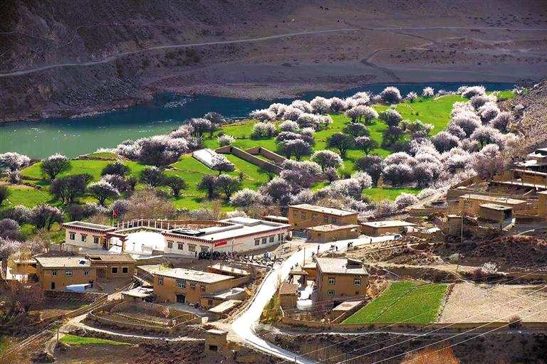 མཛེས་སྡུག་ལྡན་པའི་གྲོང་གསེབ། བདེ་སྐྱིད་ལྡན་པའི་ཁྱིམ་གཞིས།