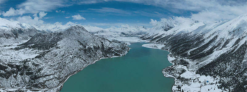 གངས་འཁྱགས་ཀྱིས་བསྡམས་པའི་ར་འོག་མཚོའི་མཛེས་ལྗོངས།