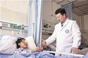 མཐོ་སྒང་མང་ཚོགས་ཐུམ་འབུའི་ནད་ཀྱིས་མནར་བ་ལ།སྨན་པ་བཟང་པོ་ཝང་ཝུན་ཐའོ་ཡིས་ཀུན་ནས་བསྐྱབས།།