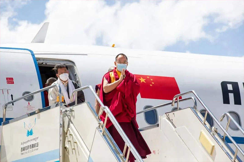 པཎ་ཆེན་ཨེར་ཏེ་ནི་ཆོས་ཀྱི་རྒྱལ་པོ་ལྷ་ལྡན་གཙུག་ལག་ཁང་དུ་ཕེབས་པ།