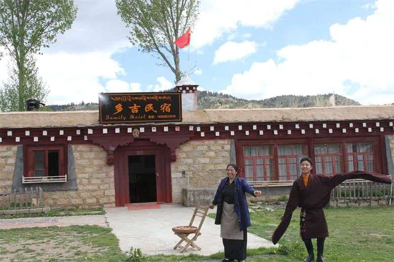 ལི་ཐང་རྫོང་གི་དབུལ་སྒྲོལ་འབྲོག་པས་ཞིང་ཆེན་ཏང་གི་འཐུས་མི་ཚོགས་ཆེན་ལ་དགའ་སྤྲོའི་ངང་བསུ་བ་ཞུས་པ།