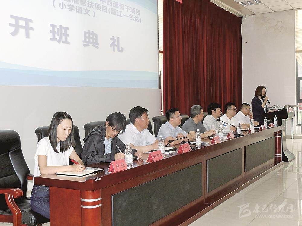 མཐོ་སྒང་སློབ་མའི་ཕུགས་འདུན་འགྲུབ་ཕྱིར་སློབ་སྐྱོར་རོགས་སྐྱོར་གྱི་སྣེ་འཁྲིད་པ་བྱེད།