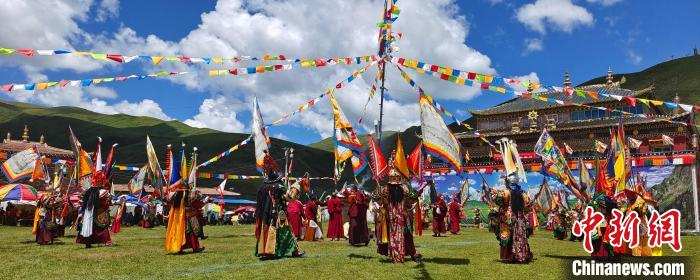 པད་མ་རྫོང་གི་ལྷ་མོ་ཚོགས་པས《རྟ་རྒྱུག་རྒྱལ་འཇོག》འཁྲབ་སྟོན་བྱས།