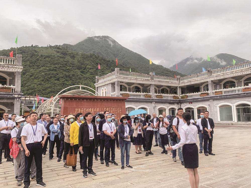 ཚ་ཚ་འུར་འུར་གྱིས་གསར་བརྗེའི་ལོ་རྒྱུས་ཞིབ་འཇུག་དང་སློང་སྦྱོང་བྱེད།