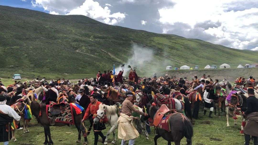 སྡེ་དགེའི་སྟག་དགོན་ཡུལ་ཚོས་འཛམ་གླིང་སྤྱི་བསང་གི་དུས་ཆེན་ལ་རོལ་བ།