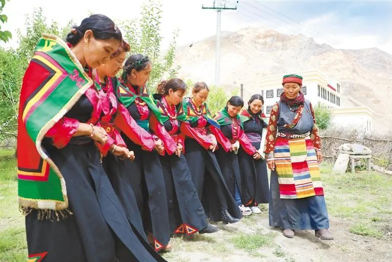 མངའ་རིས་ཀྱི་ཤོན་དང་རིག་འཛིན་དབང་མོ།