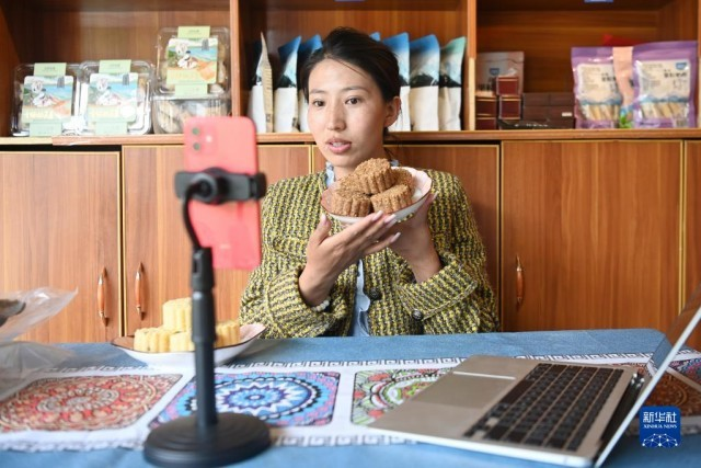མ་བཟང་བུ་མོ་བདེ་ཆེན་དབྱངས་མཚོར་མངོན་པར་བསྟོད།