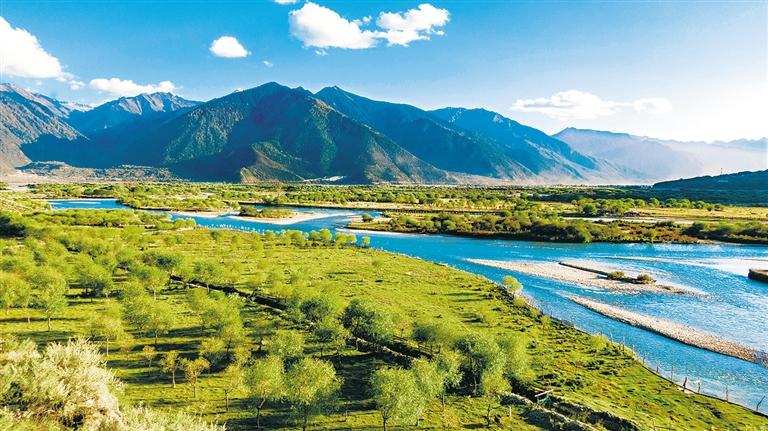 བརྩེ་སེམས་ཟབ་མོས་མི་སེམས་དྲོས། རྒྱང་ལམ་གསར་པར་འབད་འབུངས་བྱེད།