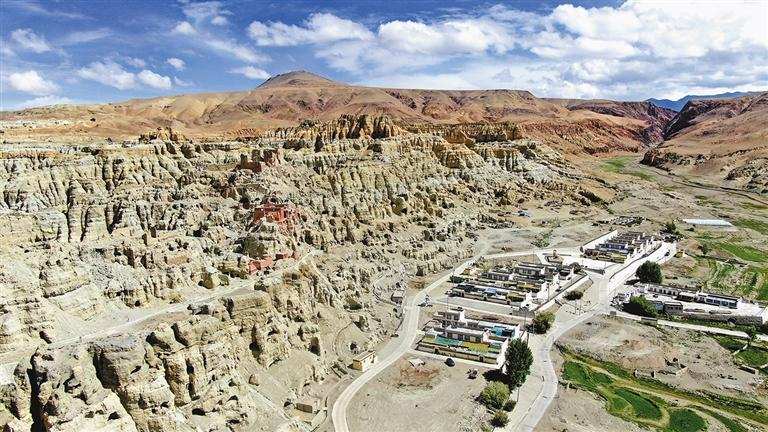 དུང་དཀར་གྲོང་ཚོས། ལོ་རྒྱུས་དང་འབྱུང་འགྱུར་བསྲུངས།