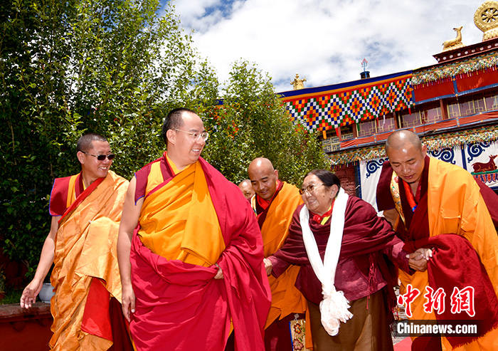 པཎ་ཆེན་རིན་པོ་ཆེ་མཆོག་བསམ་སྡིངས་དགོན་དུ་ཆིབས་བསྒྱུར་གནང་བ།