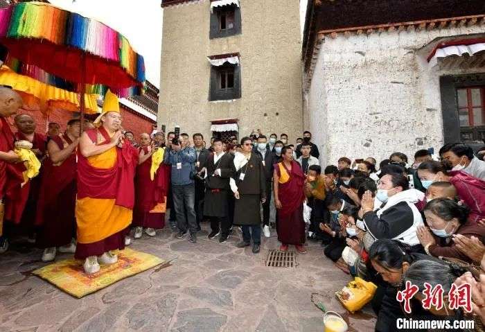 པཎ་ཆེན་རིན་པོ་ཆེ་གདན་ས་བཀྲ་ཤིས་ལྷུན་པོར་ལོག་ཕེབས་པ།