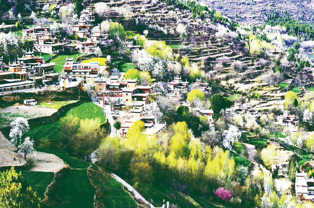 རོང་བྲག་རྫོང་གིས་གྲོང་ཁྱེར་དང་གྲོང་གསེབ་ཀྱི་ཁོར་ཡུག་ཇེ་ལེགས་སུ་བཏང་ནས་ཀྲུང་གོའི་ཆེས་མཛེས་བའི་གྲོང་གསེབ་འཛུགས་སྐྲུན་བྱས་པ།