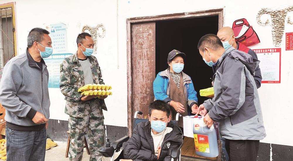 ཀྲུང་ཧྭ་མི་རིགས་གཅིག་མཐུན་འདུས་གྲུབ་འདུ་ཤེས་བརྟན་པོར་འཆང་།། མི་རིགས་མཐུན་སྒྲིལ་ཁྱིམ་ཚང་གཅིག་ལྟར་བརྩེ་བ་ལྷག་པར་ཟབ།།