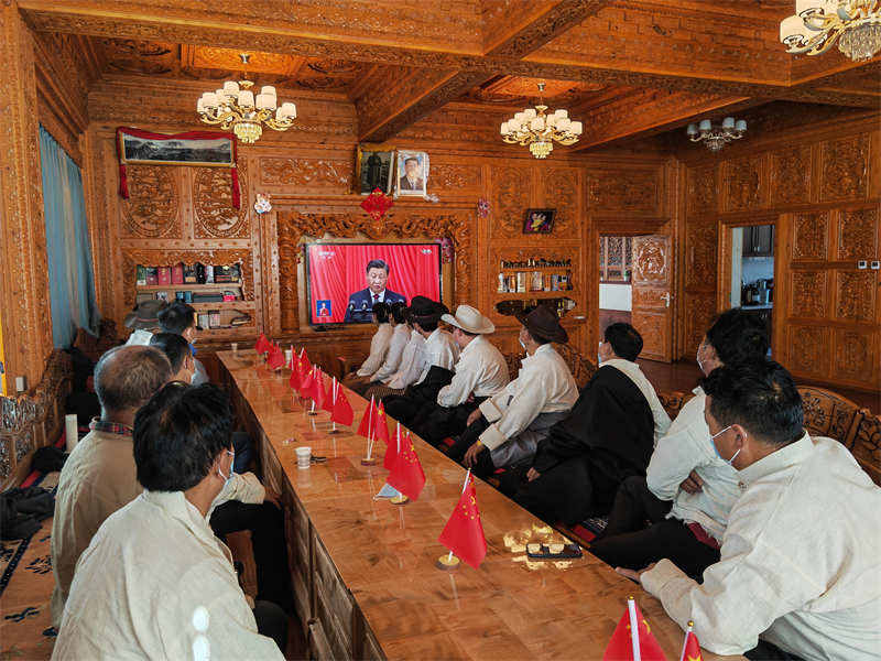 ལི་ཐང་རྫོང་གི་ལས་རིགས་སོ་སོའི་མང་ཚོགས་ཀྱིས་ཏང་གི་ཚོགས་ཆེན་ཉི་ཤུ་པའི་འགོ་ཚུགས་མཛད་སྒོར་བལྟས། 