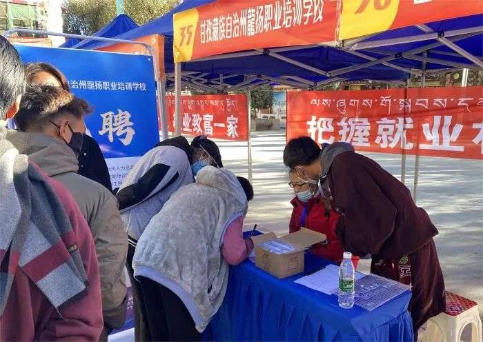 ལི་ཐང་རྫོང་གིས་དམངས་ཕན་ལས་ཀ་འདི་འདྲ་སྒྲུབ་བཞིན་འདུག།