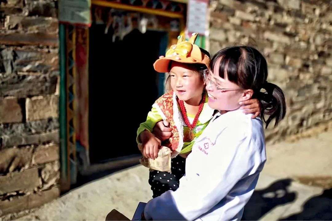 གསེར་རྟ་ཝུན་ཅང་ཁྱིམ་ཚང་གཅིག །སྨན་བཅོས་བོད་སྐྱོར་བརྩེ་བ་ཟབ།