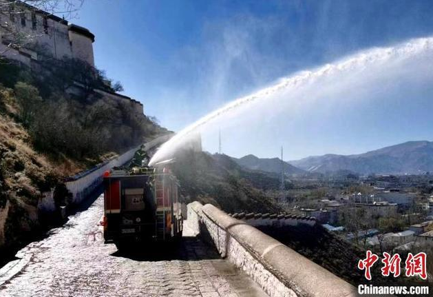 ཕོ་བྲང་པོ་ཏ་ལར་མེ་སྐྱོན་ཉེན་འགོག་ལས་དོན་སྤེལ་བ།