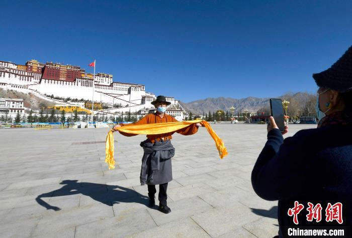 ཕོ་བྲང་པོ་ཏ་ལའི་ཐང་ཆེན་རྒྱུན་ལྡན་ལྟར་ཕྱེ་འདུག