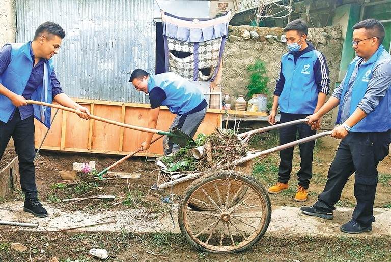 མཉམ་དུ་མཛེས་སྡུག་ལྡན་པའི་གྲོང་གསེབ་སྲུང་སྐྱོང་བྱེད།