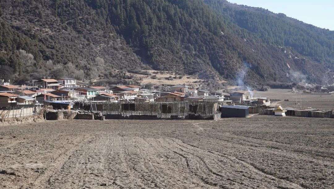 ཆུ་གཤོང་ཡུར་བ་བསྐྲུན་པས་སྡེ་དམངས་ཀྱི་བསྟོད་བསྔགས་ཐོབ།