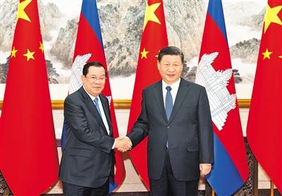 ཞི་ཅིན་ཕིང་གིས་ཁམ་ཕུ་ཁྲེའི་དབུ་བཞུགས་བློན་ཆེན་ཧུང་སེན་དང་མཇལ་འཛོམས་གནང་བ།