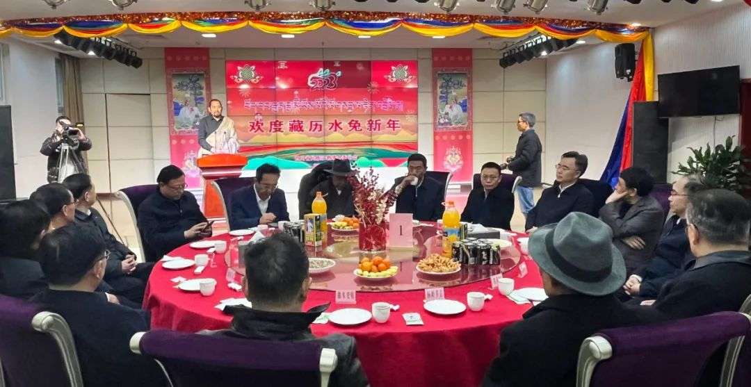 སི་ཁྲོན་ཞིང་ཆེན་གྱིས་ཇ་སྟོན་ཚོགས་འདུ་འཚོགས་ཏེ་བོད་རབ་རྒྱན་ཆུ་མོ་ཡོས་ལོའི་ལོ་སར་བསུས།