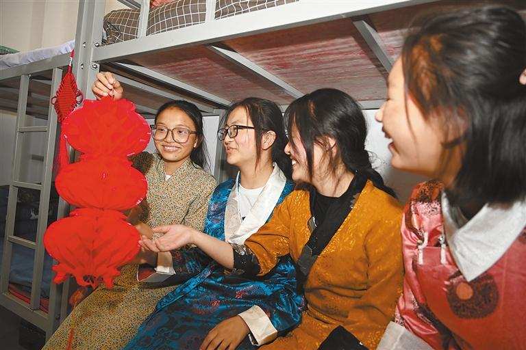 སྐྱིད་པའི་ལོ་གསར་དགའ་གཏོང་བྱེད།