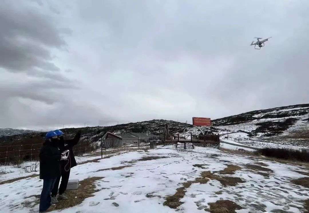 ཧུང་ཡོན་རྩྭ་ཐང་གློག་དྲ་ནམ་མཁའི་བུད་མེད་སྲུང་དམག་འཕུར་མགོ་ཚུགས།