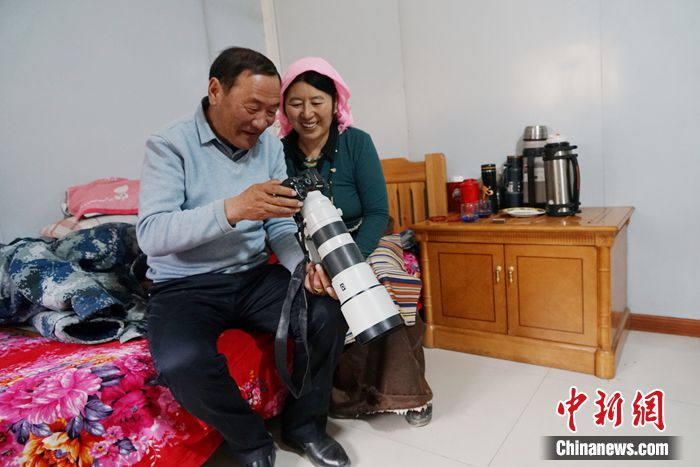 རི་སྐྱེས་སྲོག་ཆགས་དང་སྙིང་ཉེ་བའི་མཐོ་སྒང་གི་འབྲོག་པ་ཁྱོ་ཤུག་གཉིས།