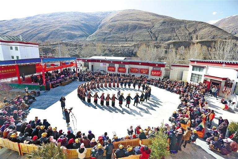 མངོན་མིན་རིག་གནས་ཀྱི་སྟོན་མོར་མྱོང་རོལ་བྱེད་པ།