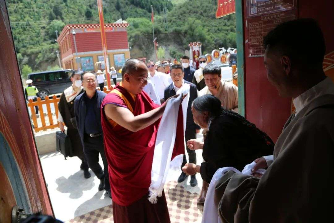 པཎ་ཆེན་ཨེར་ཏེ་ནི་ཆོས་ཀྱི་རྒྱལ་པོ་དཀར་མཛེས་ཁུལ་དུ་གཟིགས་ཞིབ་ལ་ཕེབས།
