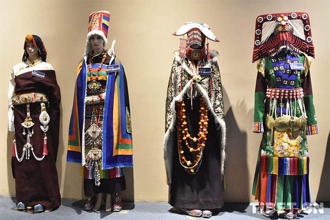 བོད་ལྗོངས་འགྲེམས་ཚོགས་སུ་མི་ཚོགས་ཀྱིས་ཁེངས་ཤིང་ཐོན་རྫས་སྣ་མང་འདུག