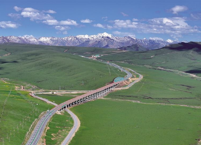 མཚོ་སྔོན་མདོ་ལའི་འགག་ལུང་ཟམ་ཆེན་གྱི་མཛེས་ལྗོངས་ལྟ་ན་སྡུག